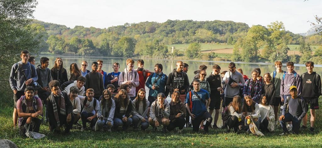 Groupe Franco Irlandais lors de l'atelier d'éducation aux médias et à l'image "Connexion - déconnexion" devant le lac de chavoley dans l'Ain. Groupe Franco Irlandais lors de l'atelier d'éducation aux médias et à l'image "Connexion - déconnexion" devant le lac de chavoley dans l'Ain.