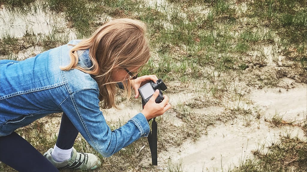 Enfant en reportage photo autour du lac d'Armaille AIN Enfant en reportage photo autour du lac d'Armaille AIN