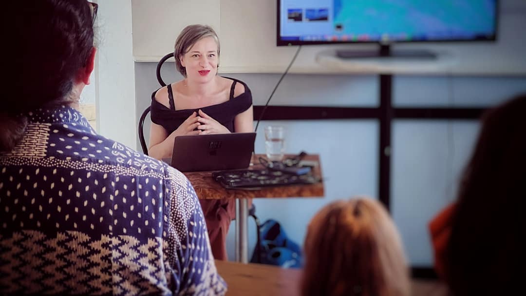Olga Kravets lors de la rencontre au café de la place sur son exposition revenant de son premier séjour en tchétchénie à son installation dans le Bugey Sud