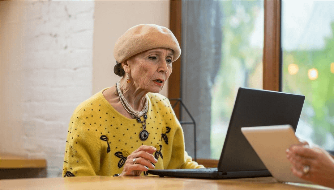 Illustration senior navigant sur le web freepix