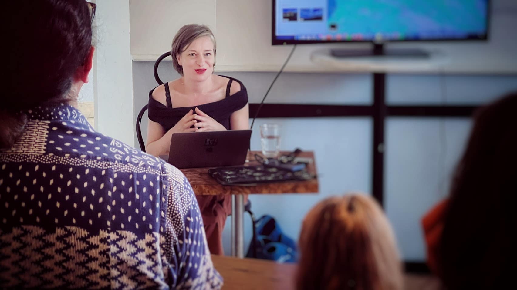 Olga Kravets lors de la rencontre au café de la place sur son exposition revenant de son premier séjour en tchétchénie à son installation dans le Bugey Sud