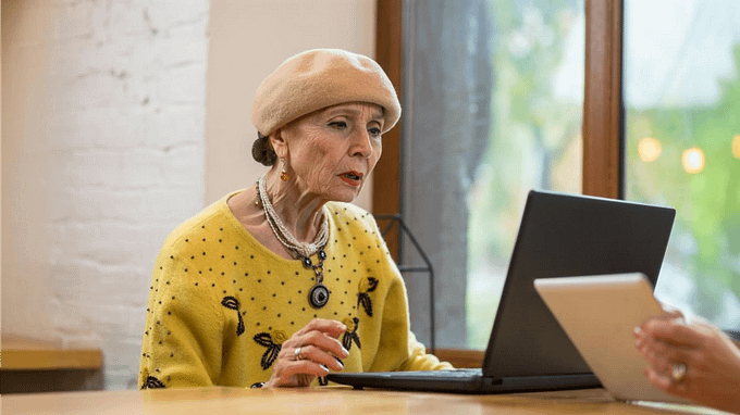 Illustration senior navigant sur le web freepix